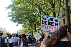 Families Belong Together sign (in spanish)
