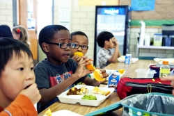 children eating lunch in school cafeteria 